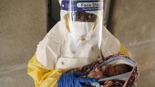 Un bebé con el virus del Ébola, en la República Democrática del Congo.