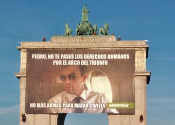 Greenpeace coloca una pancarta en el arco de Moncloa exigiendo a Sánchez que respete los Derechos Humanos