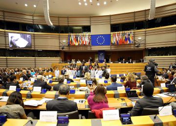 Más de 100 periodistas instan a la UE a garantizar el derecho de autor frente a las presiones de las tecnológicas