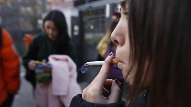 Una joven fumando en Terrassa (Barcelona).