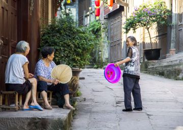 China ensaya fórmulas para mitigar la soledad de su envejecida población