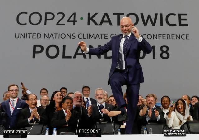 O presidente da cúpula, Michal Kurtyka, reage ao pacto alcançado pelos países em Katowice, Polônia.