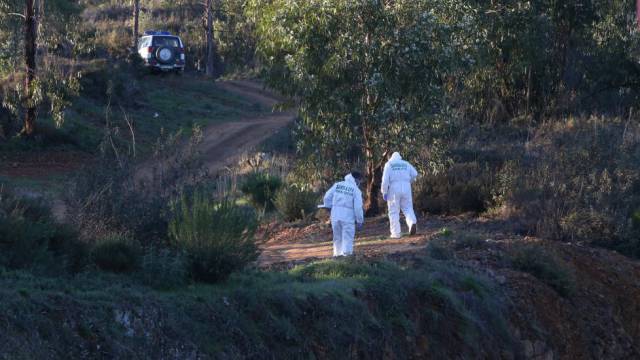 Los agentes inspeccionan la zona, en Huelva, donde ha aparecido el cadáver de Laura Luelmo en busca de pruebas.