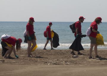 Más plásticos que pescado en el mar en 2050