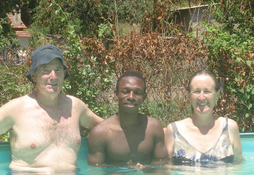 Ousman, con su familia adoptiva barcelonesa en 2005.
