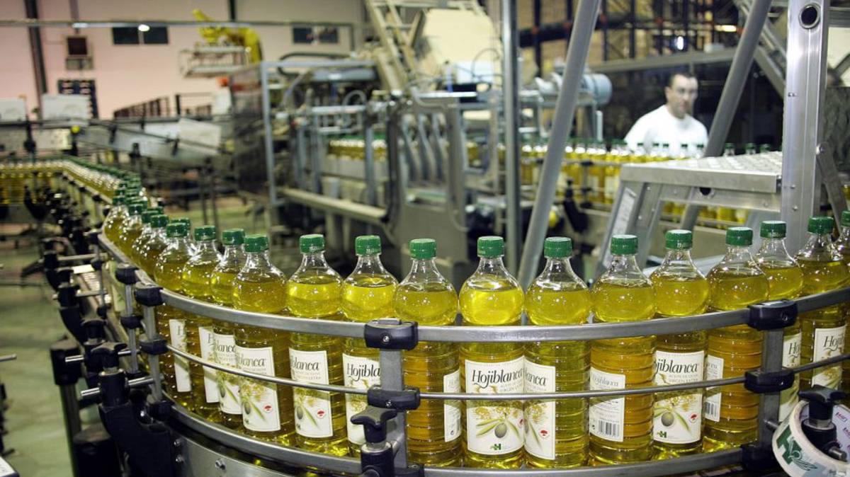 Planta de envasado de aceite de oliva de la cooperativa Hojiblanca.