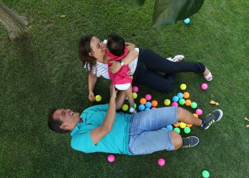 Las adopciones de niños extranjeros
se desploman en España en apenas una década
