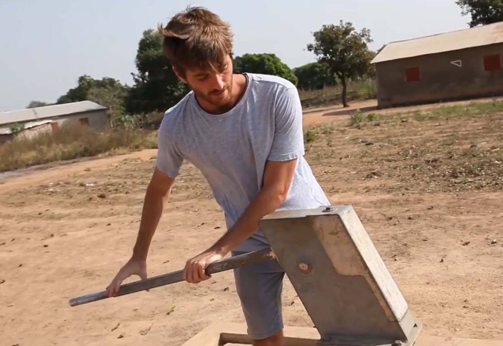 Espinosa, trabajando en uno de los pozos construidos por Auara.