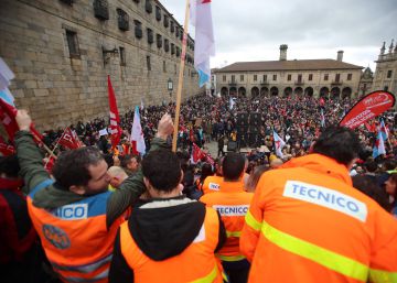 Miles de personas se manifiestan en Teruel y Santiago por la sanidad