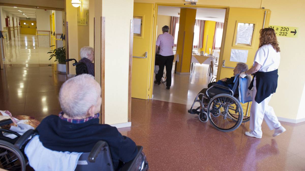 Varios ancianos en sillas de ruedas, en Burgos.