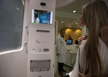 Teleconsulta: el médico, ante un ordenador; el paciente, en una cabina