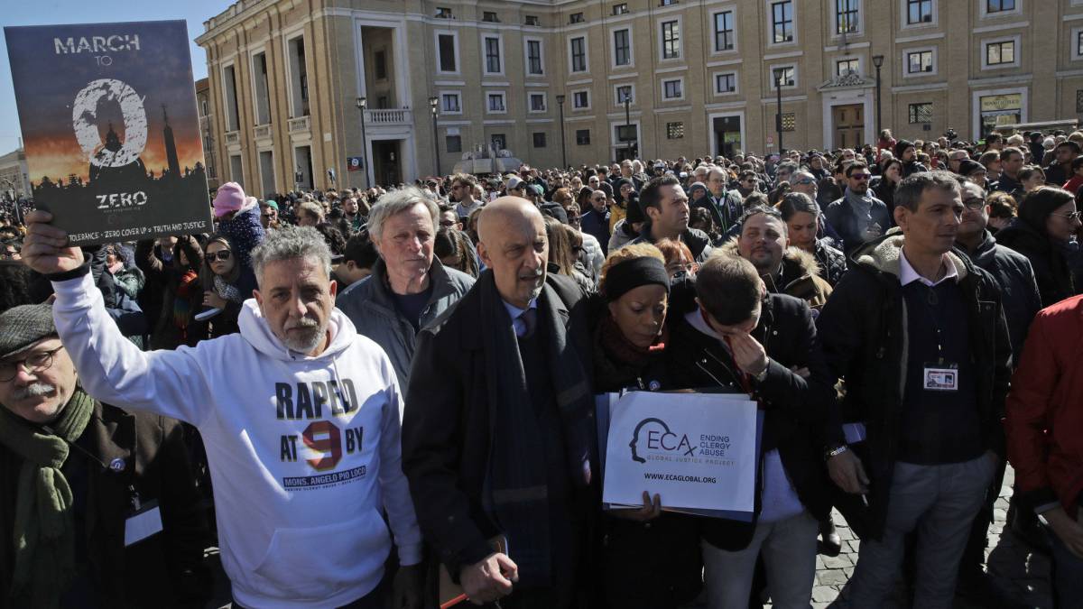 Víctimas de abusos sexuales el domingo en el Vaticano.