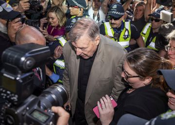 El ex ‘número tres’ del Vaticano, detenido tras la condena por violar a un menor
