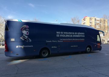 Hazte Oír usa la imagen de Hitler en un autobús para caricaturizar las leyes contra la violencia machista