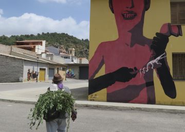 Los grafitis que reconciliaron a un pueblo dividido por la basura
