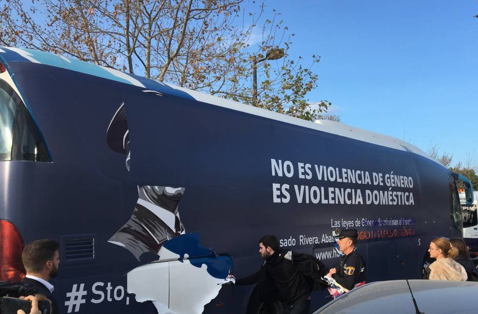 Un grupo de personas arranca los vinilos del autobús de HazteOír en Valèncis