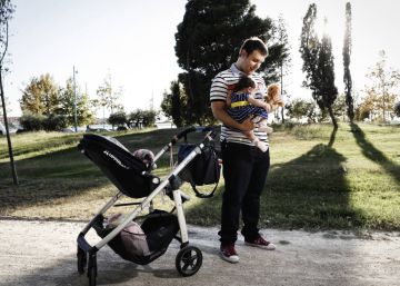 El Gobierno aplaza al 1 de abril la ampliación del permiso de paternidad a ocho semanas