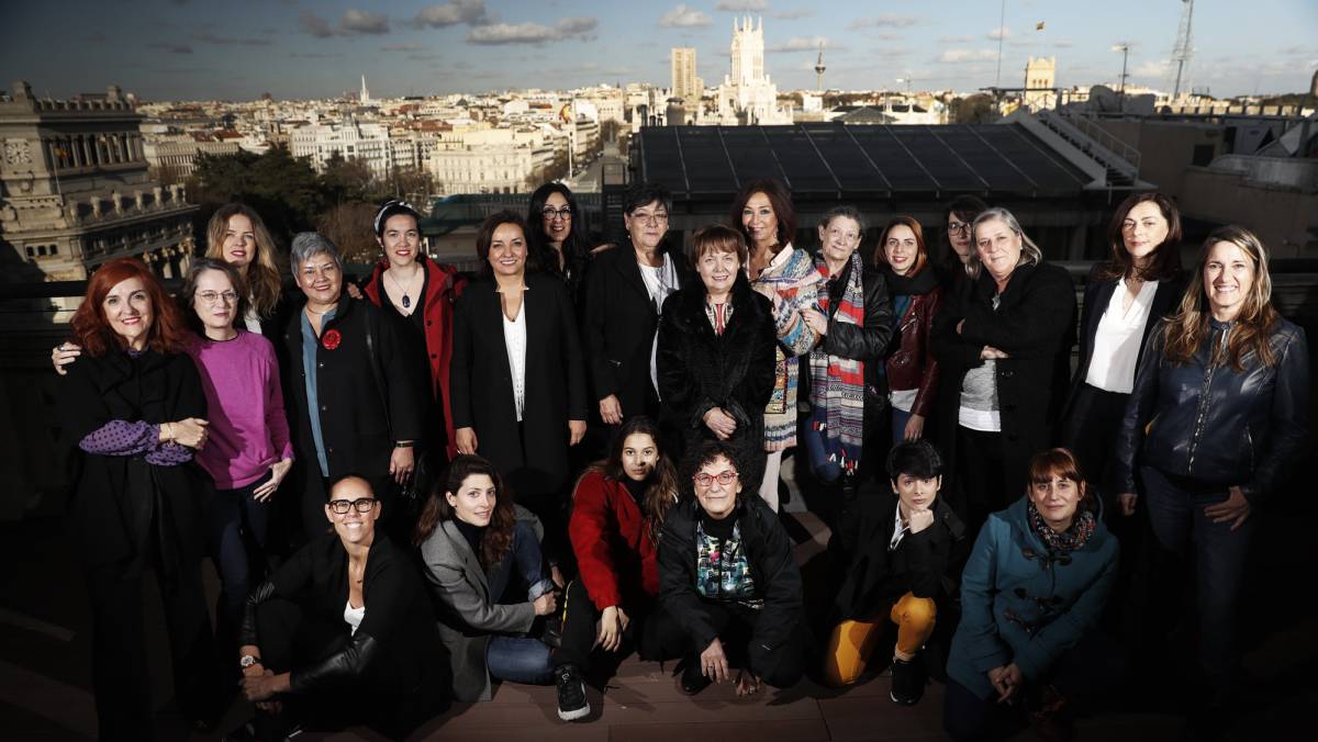Veintidós mujeres de múltiples ámbitos se reunieron ayer a petición de EL PAÍS en la azotea del Círculo de Bellas Artes, con vistas a la Gran Vía madrileña en la que se vivió la gran movilización feminista en 2018. De izquierda a derecha, de pie: Elvira Lindo, escritora; Marta Sanz, escritora; Christina Rosenvinge, música; Marcela San Martín, empresaria; Esther Sánchez, ingeniera aeronáutica; Pepa Bueno, periodista; María Renilla, ingeniera informática; Victoria Molina, agricultora; Mari Luz Blanco, cuidadora; Ana Rosa Quintana, periodista; Juana Hervás, camionera; Estefanía Cortés, directora de teatro; Irene Castellanos, estudiante; Mar García, científica; Concepción Martín, gerente de la Complutense de Madrid; Ana Parra, auxiliar de enfermería y sindicalista de UGT. Debajo: Amaya Valdemoro, baloncestista; Bárbara Lennie, actriz; Dora Postigo, cantante; María Luisa Balaguer, magistrada del Tribunal Constitucional; Marta Eguilior, directora de escena de ópera; y Patricia Puerto, trabajadora de violencia de género.