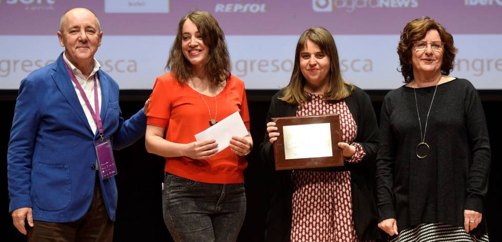 Lucía González (2i) y Mari Luz Peinado (2d), reciben el XVII Premio de Periodismo Digital José María Porquet, en presencia del presidente de la Asociación de Periodistas de Aragón, José Luis Trasobares (i), y de la consejera de Ciudadanía y Derechos Sociales del gobierno de Aragón, María Victoria Broto.