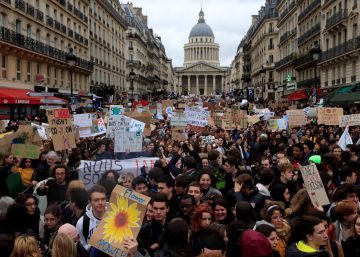 La protesta climática llega a Francia con decenas de miles de manifestantes
