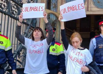A la izquierda, Montse, la primera mujer a la que Tomás Pardo atacó dándole una paliza en 2002, ante el TSJC.