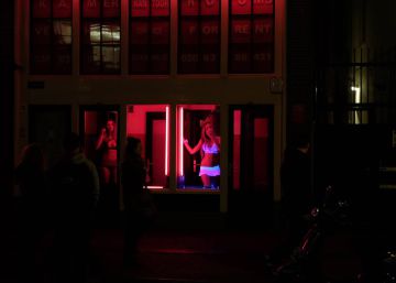 Ámsterdam impide visitas turísticas a las prostitutas del Barrio Rojo