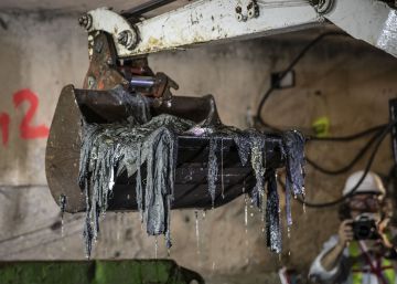 Valencia ya ha sacado 5.000 toneladas de toallitas que taponaban casi dos kilómetros de un colector