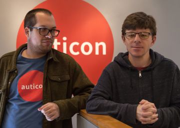 Andrew Ring y Evan Rochte, autistas y empleados en Auticon, en la sede de la empresa en Santa Monica, California.