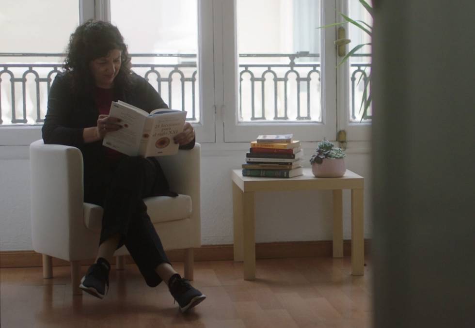 Gema, mientras lee a Yuval Noah Harari.