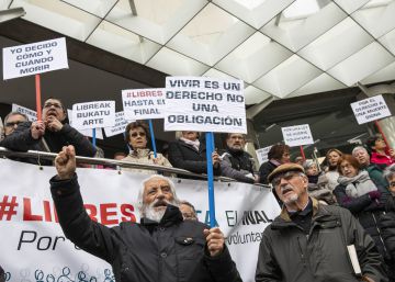 Un centenar de personas se manifiestan en Madrid en apoyo al hombre que ayudó a morir a su mujer