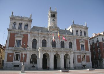 Los crucifijos aguantan en las paredes del Ayuntamiento de Valladolid