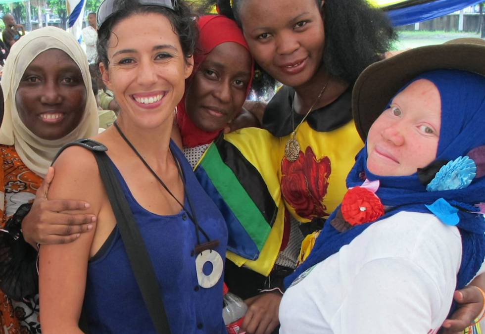 Mafalda, con varias mujeres de Tanzania.