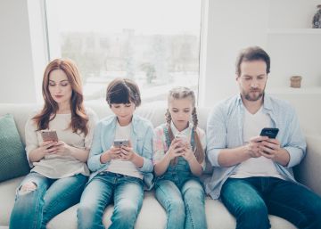 Peligro: cuando el móvil te saca de la vida real. Entiende el 'phubbing' en cinco preguntas