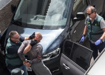 A pedradas contra su padre y su asesino