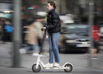 Una conductora de patinete sufre traumatismos tras rozar a una bicicleta y caerse en Valencia
