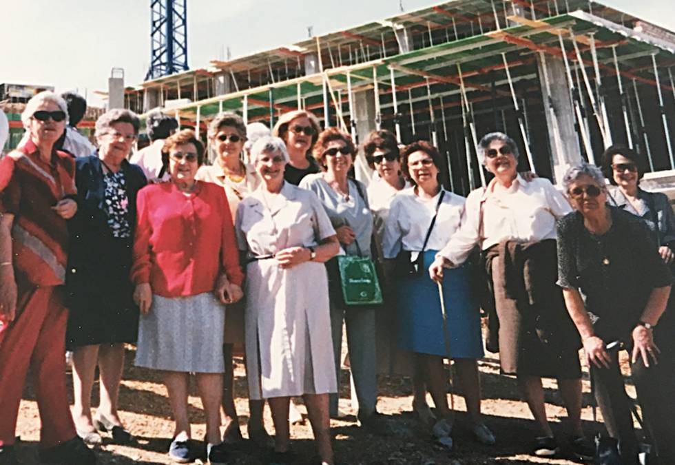 Aurora Moreno junto a un grupo de amigas en la construcción del Residencial Santa Clara.