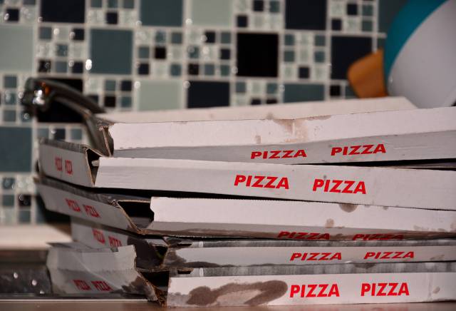 ¿Acumulas las cajas de pizza en la mesa del salón? Pereza o desinformación