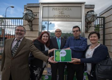 Discapacitados intelectuales entregan 25.000 cartas en Moncloa para mejorar su calidad de vida