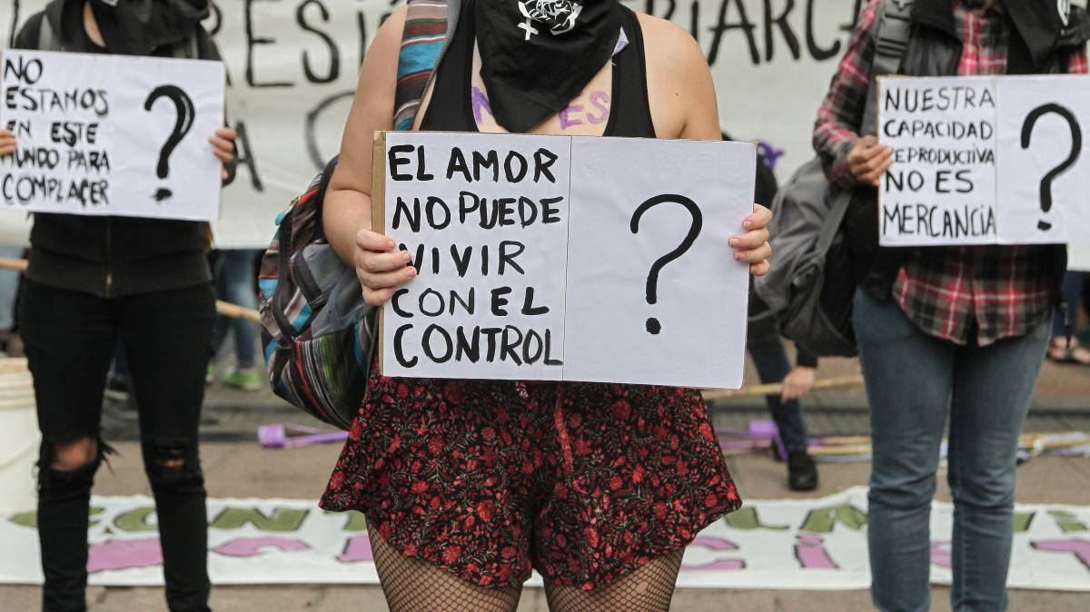 Mujeres durante la marcha del 8-M en Montevideo (Uruguay).