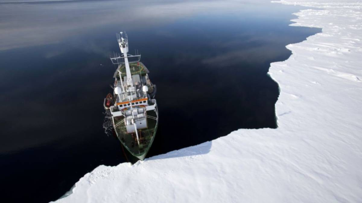 El rompehielos 'Arctic Sunrise' en aguas del Ártico.rn