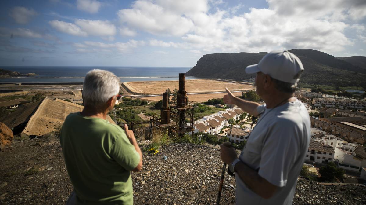Los exmineros José García López (a la izquierda) y Maríano Martínez enseñan el estado actual de la bahía.