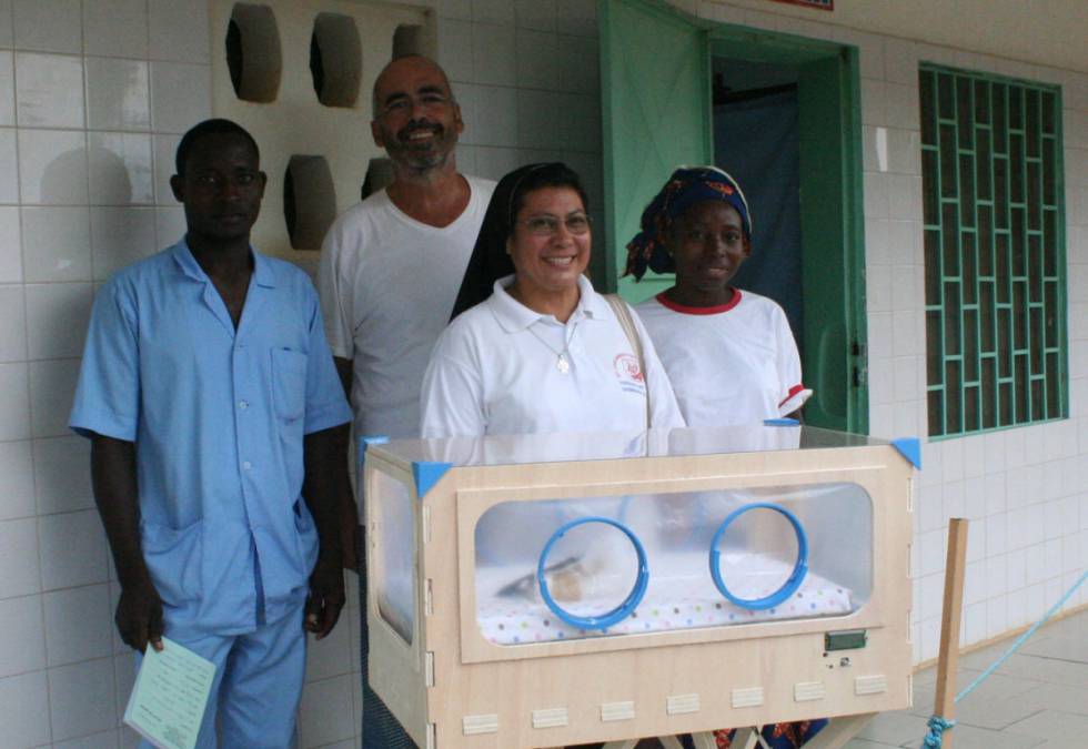 Trabajadores sanitarios con la incubadora en Benin.