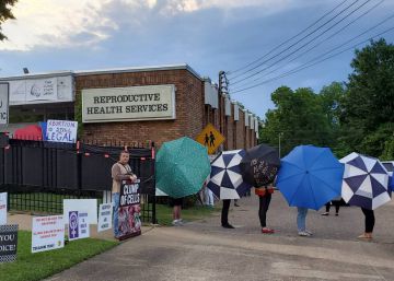 Escondidas tras paraguas, entre gritos: así abortan las mujeres en Alabama