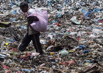 Cerco al tráfico internacional de residuos plásticos que contaminan los océanos