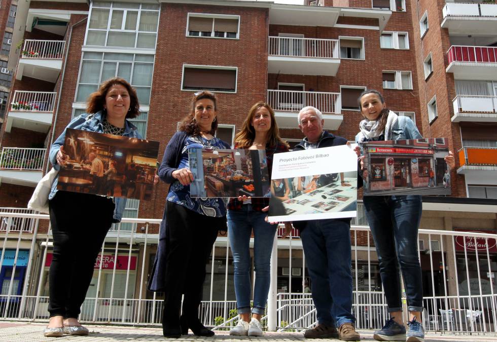 De izquierda a derecha, Yanira Proaño (vecina de Deusto), Victoria Jiménez (San Francisco), Leyre Gravina, la investigadora de la facultad de Medicina y Enfermería de la Universidad del País Vasco, Carlos Ruiz (Uribarri) y Rosa Jiménez (San Francisco).