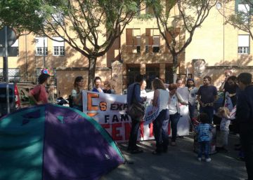 La falta de aulas públicas aleja del barrio a niños de tres años en Sevilla