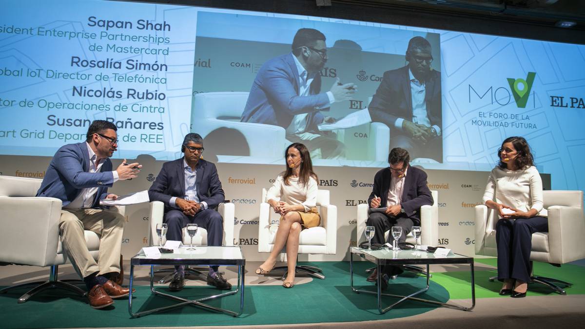 Desde la izquierda, el periodista de EL PAÍS Fernando Gualdoni, el vicepresidente de Alianzas Empresariales de Mastercard, Sapan Shah, la directora del Internet de las Cosas de Telefónica, Rosalía Simón, el director de Operaciones de Cintra, Nicolás Rubio y la jefa de Gestión de la Demanda y Red Inteligente de Red Eléctrica Española, Susana Bañares.