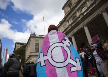 Trump restringe los derechos de las personas transgénero ahora en la sanidad