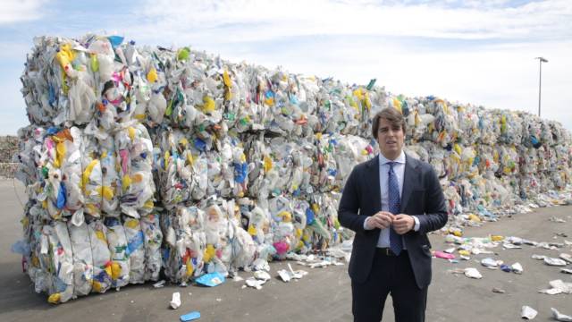 Roberto Sandín, director del CETRUZ de Zaragoza, en una planta de selección de residuos.