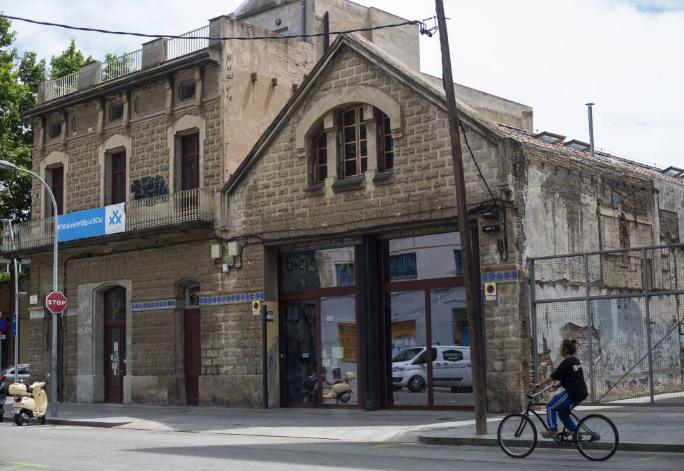 La cooperativa Biciclot ocupa Can Picó, un antic magatzem de materials de construcció construït el 1907 al Poblenou.